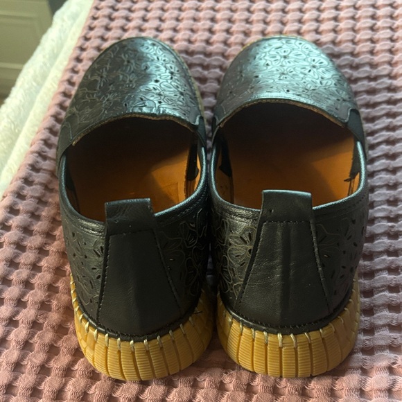 Size 6 Black womens Springstep slip in shoes with Floral Design. Like new - Picture 3 of 5